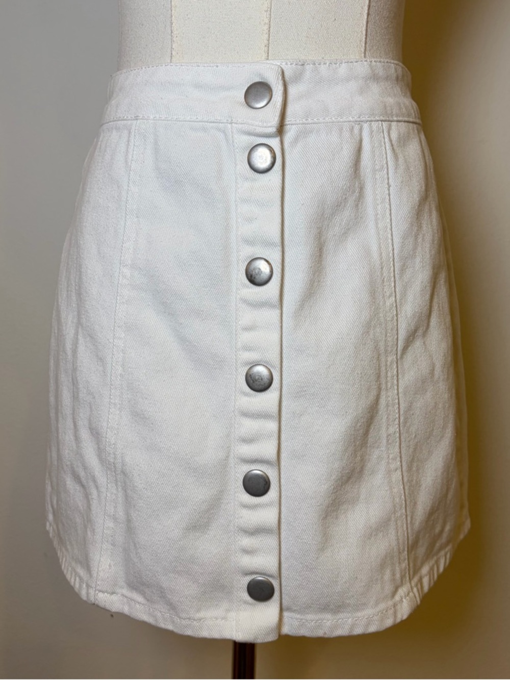 Melville White Button Front Mini Skirt Size 25 (Runs Small)